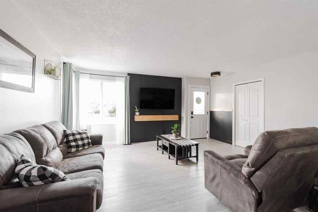 MLS® A2244617 - 208 Silvertip Place  in Thickwood Fort McMurray, Residential