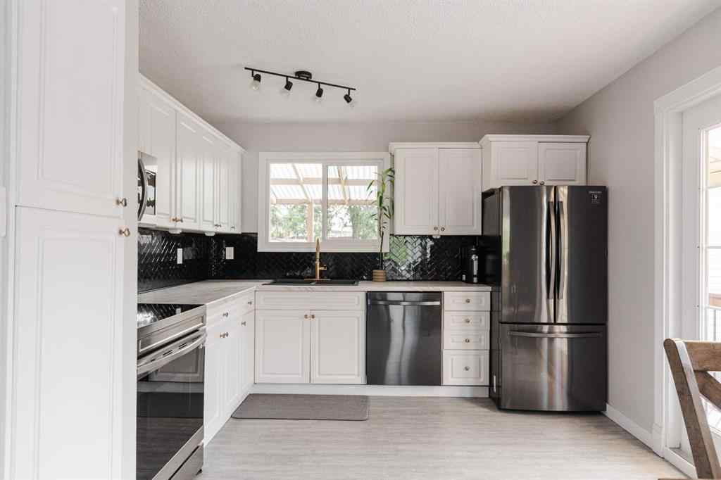 MLS® A2244617 - 208 Silvertip Place  in Thickwood Fort McMurray, Residential