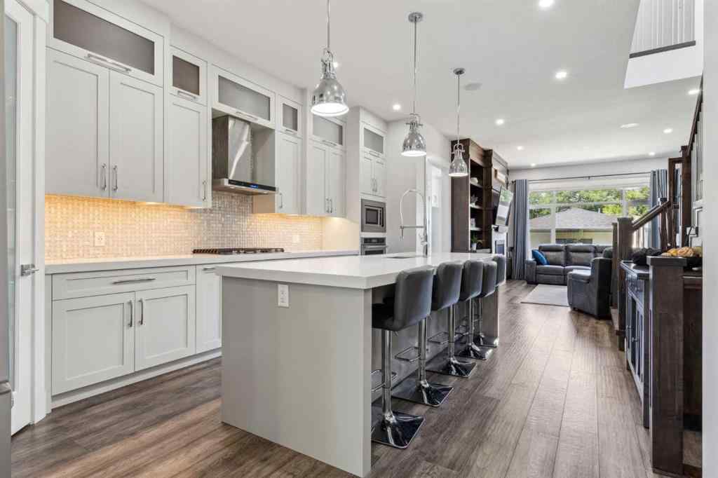 MLS® A2245027 - 3717 41 Street SW in Glenbrook Calgary, Residential
