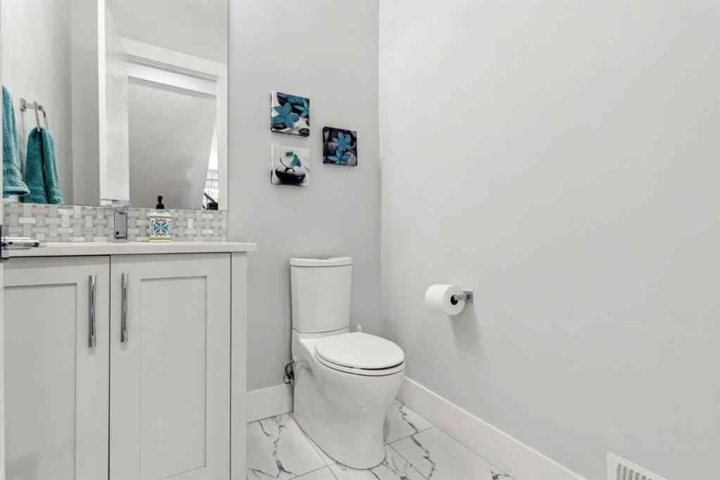 MLS® A2245027 - 3717 41 Street SW in Glenbrook Calgary, Residential