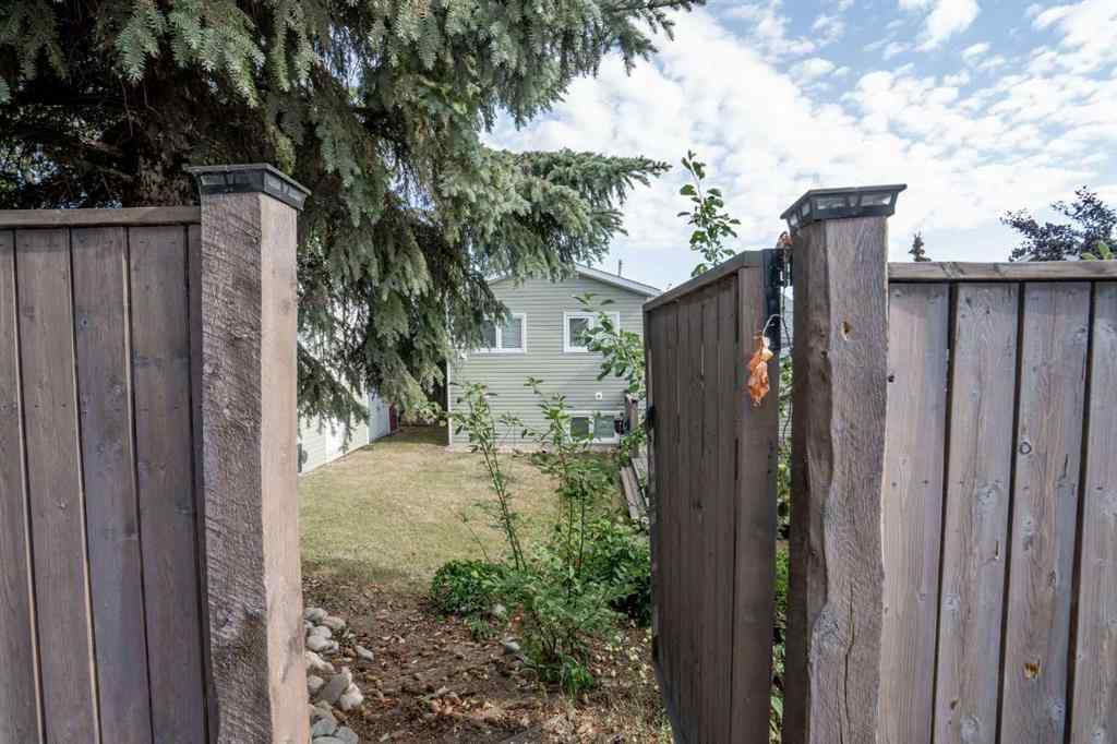 MLS® A2245236 - 8221 102 Avenue  in Saddleback Ridge Peace River, Residential
