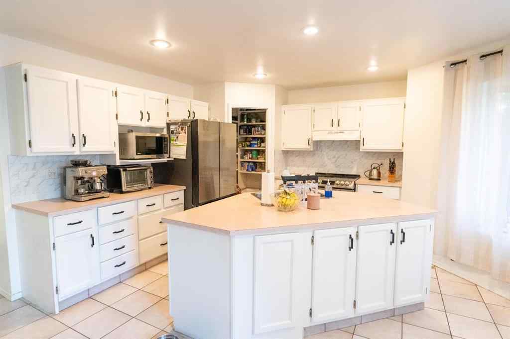 MLS® A2245531 - 33 Sundown Close SE in Sundance Calgary, Residential