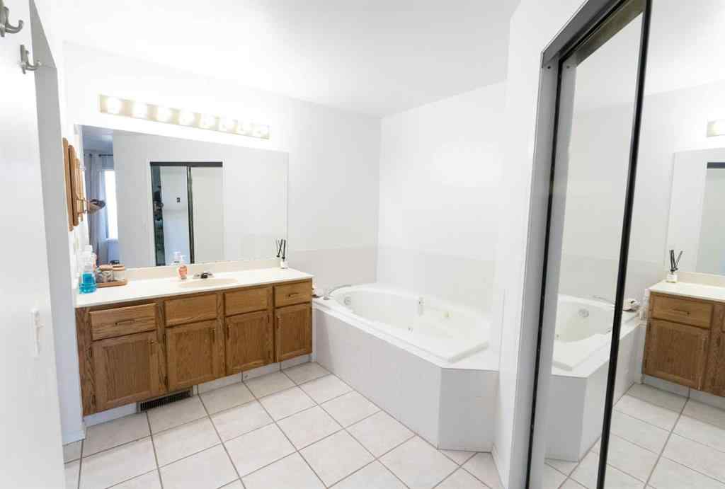 MLS® A2245531 - 33 Sundown Close SE in Sundance Calgary, Residential