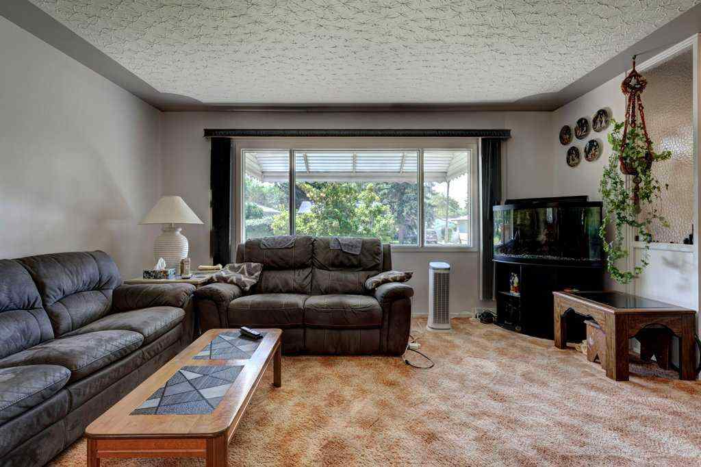 MLS® A2245841 - 1008 89 Avenue SW in Haysboro Calgary, Residential