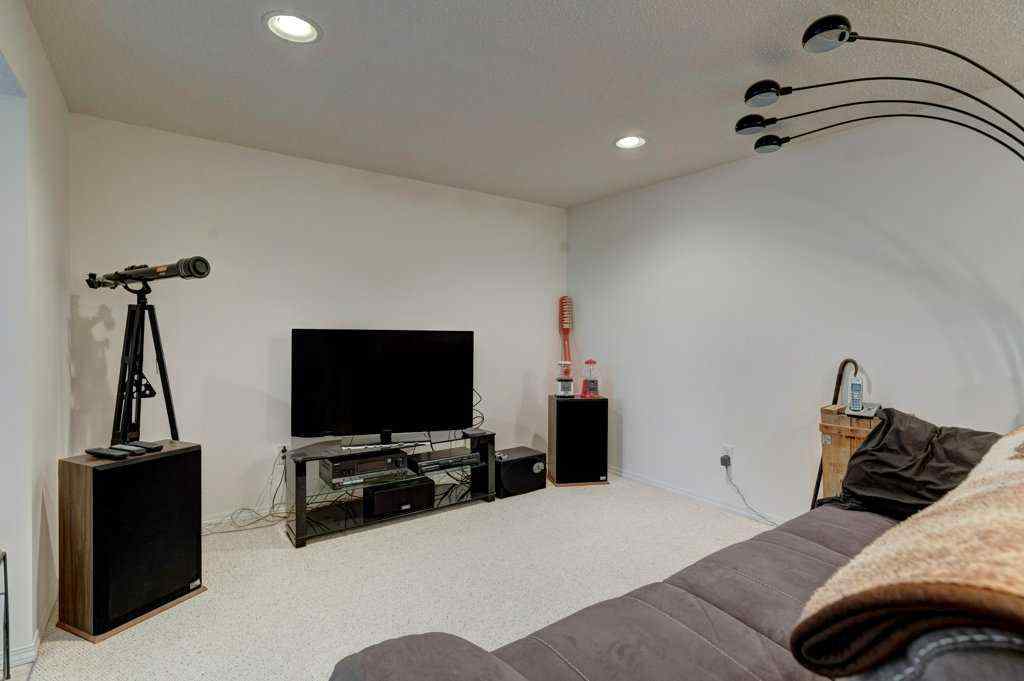 MLS® A2245841 - 1008 89 Avenue SW in Haysboro Calgary, Residential