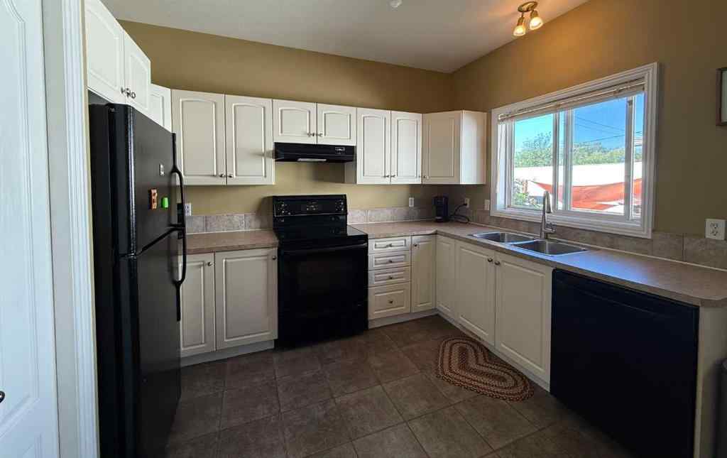 MLS® A2245918 - Unit ##2 5011 55 Ave   in Central Ponoka Ponoka, Residential