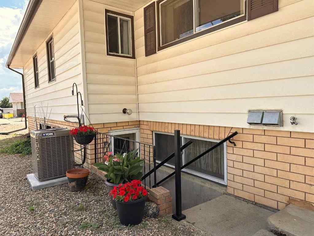 MLS® A2245963 - 702 8 Street SW in SW Hill Medicine Hat, Residential
