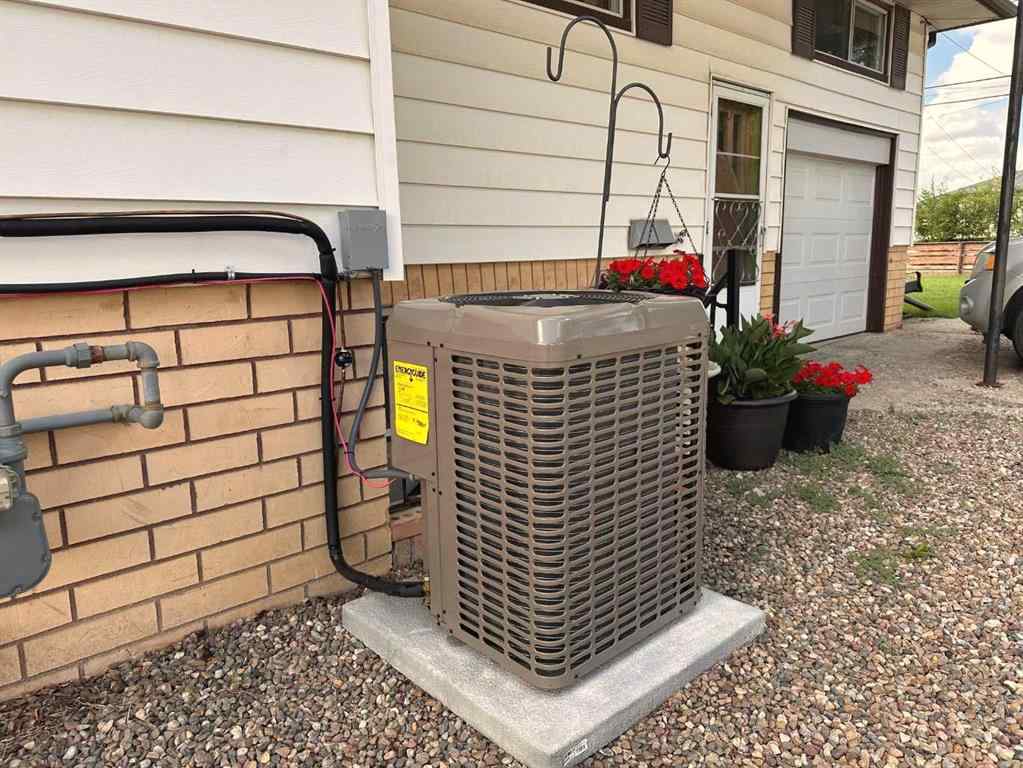 MLS® A2245963 - 702 8 Street SW in SW Hill Medicine Hat, Residential