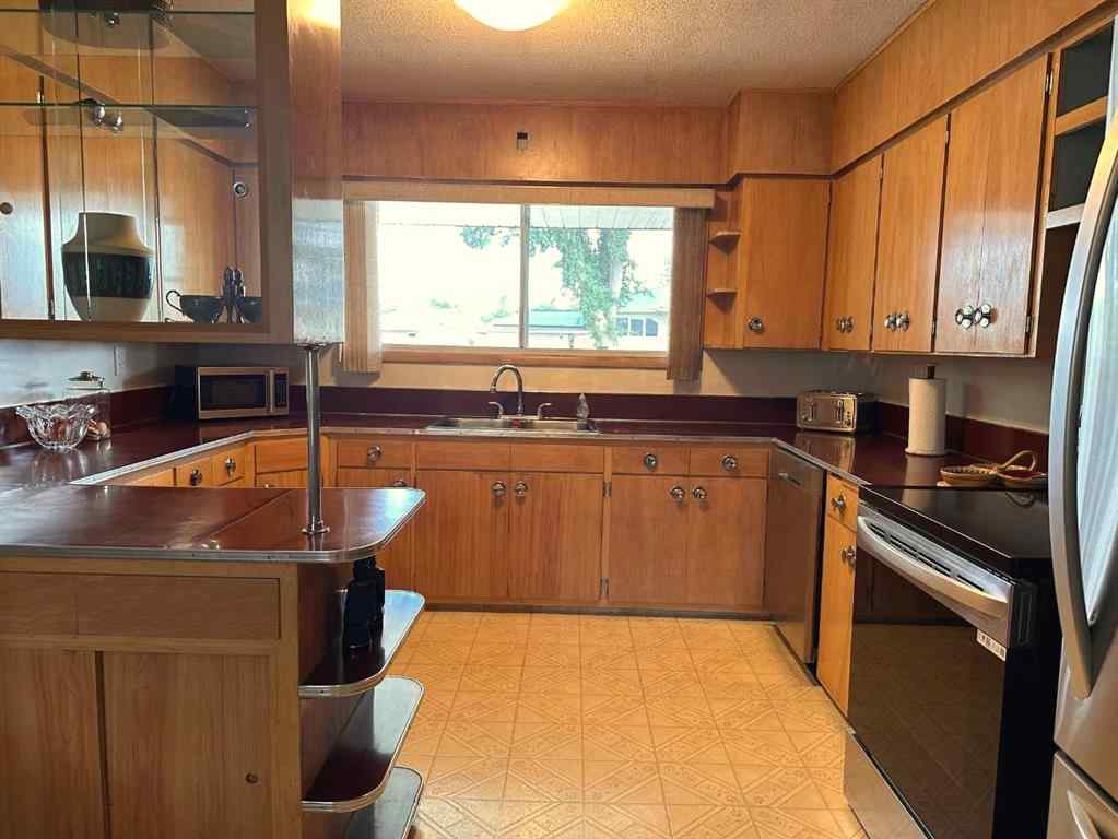 MLS® A2245963 - 702 8 Street SW in SW Hill Medicine Hat, Residential