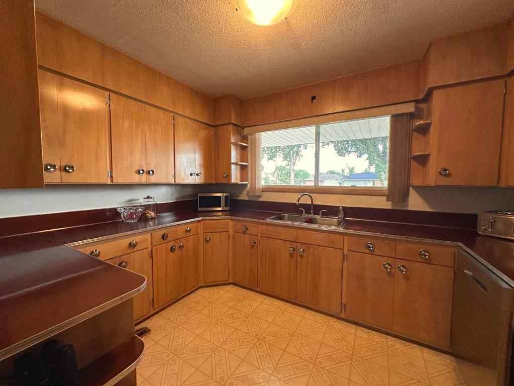 MLS® A2245963 - 702 8 Street SW in SW Hill Medicine Hat, Residential