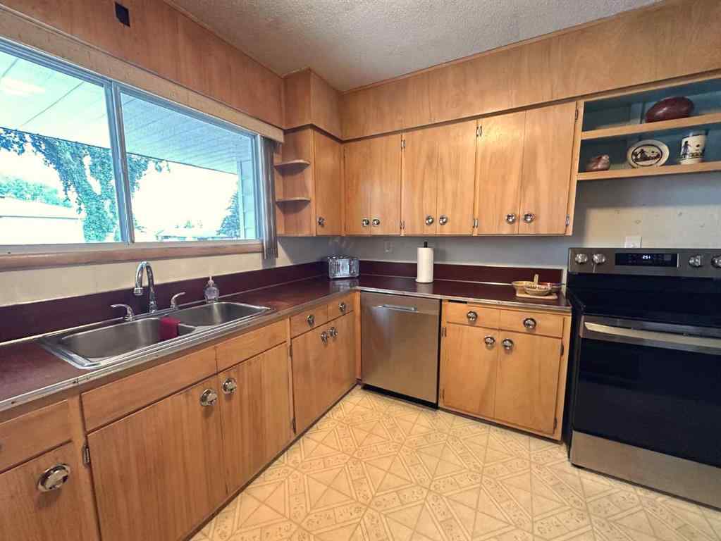 MLS® A2245963 - 702 8 Street SW in SW Hill Medicine Hat, Residential