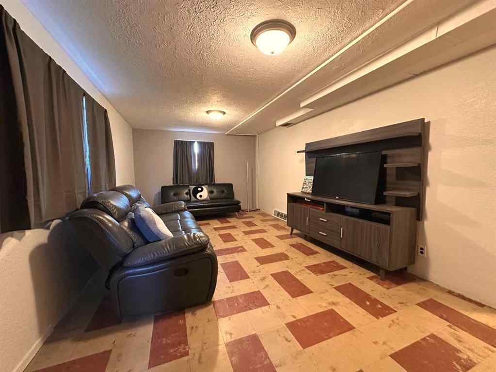 MLS® A2245963 - 702 8 Street SW in SW Hill Medicine Hat, Residential