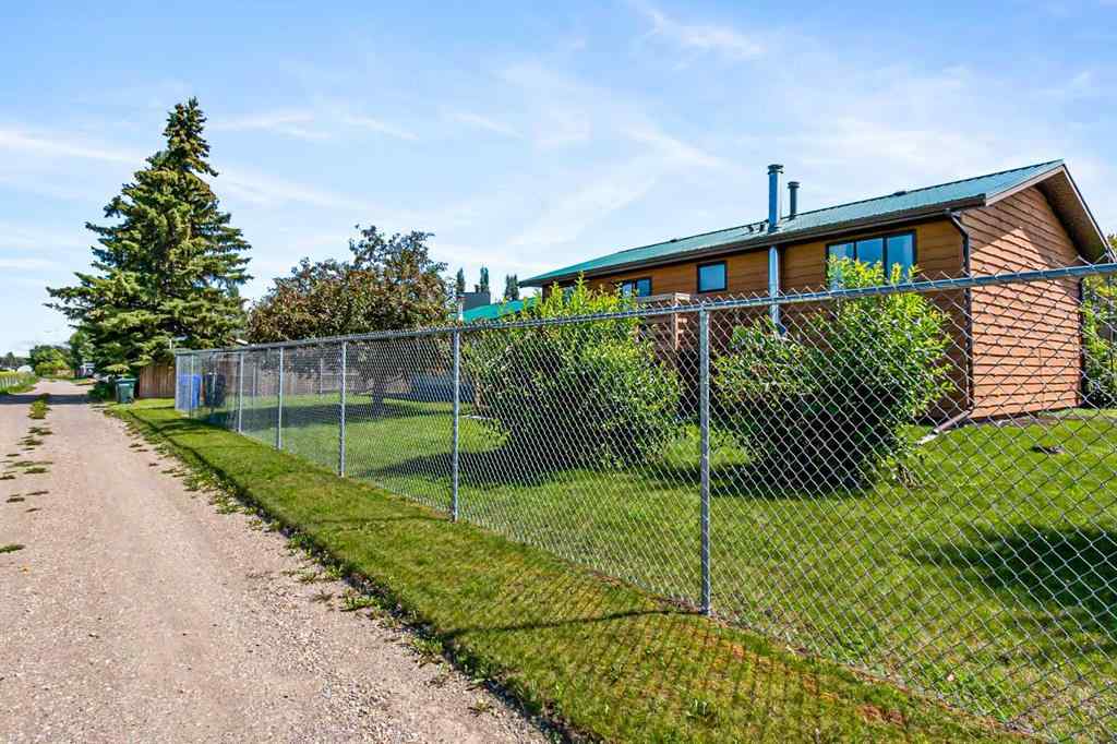 MLS® A2245966 - 204 Silverthorn Close  in NONE Olds, Residential