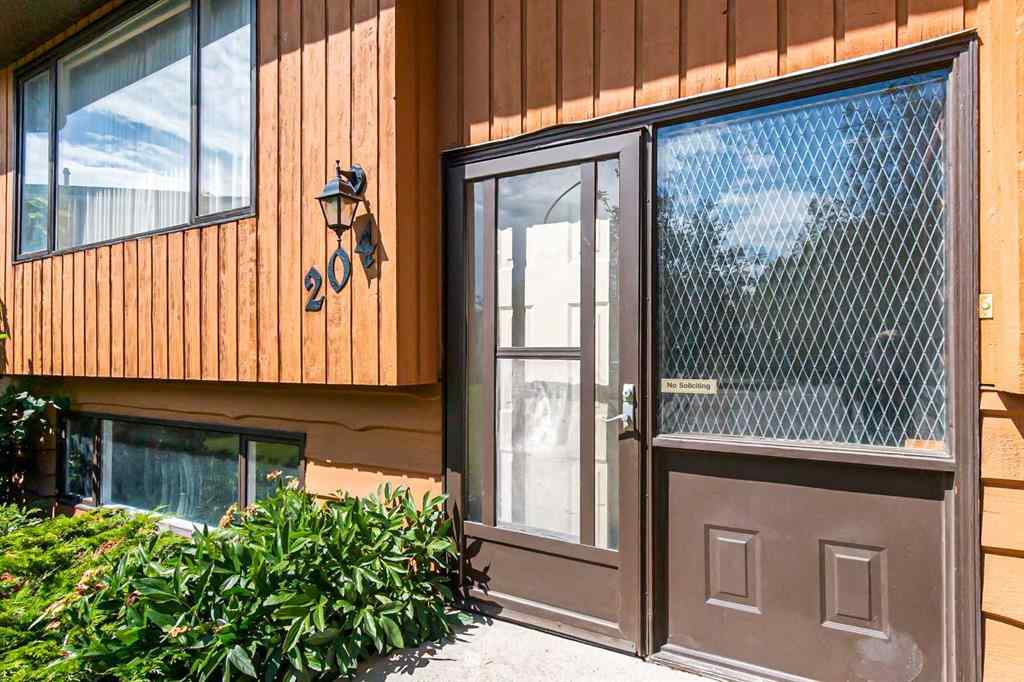 MLS® A2245966 - 204 Silverthorn Close  in NONE Olds, Residential