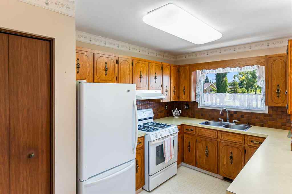 MLS® A2245966 - 204 Silverthorn Close  in NONE Olds, Residential