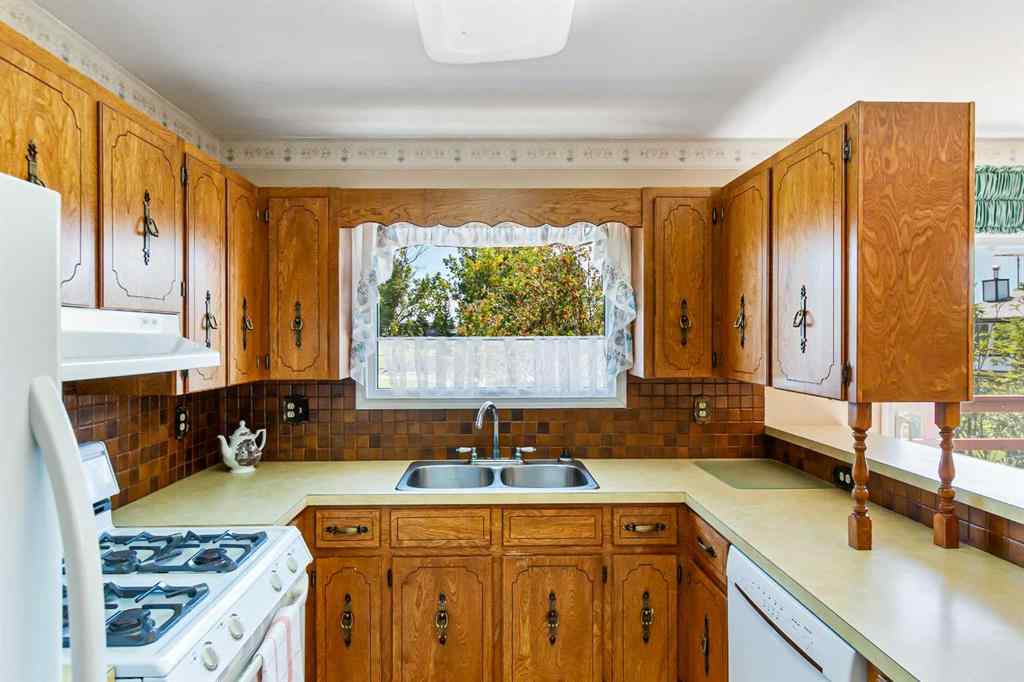 MLS® A2245966 - 204 Silverthorn Close  in NONE Olds, Residential