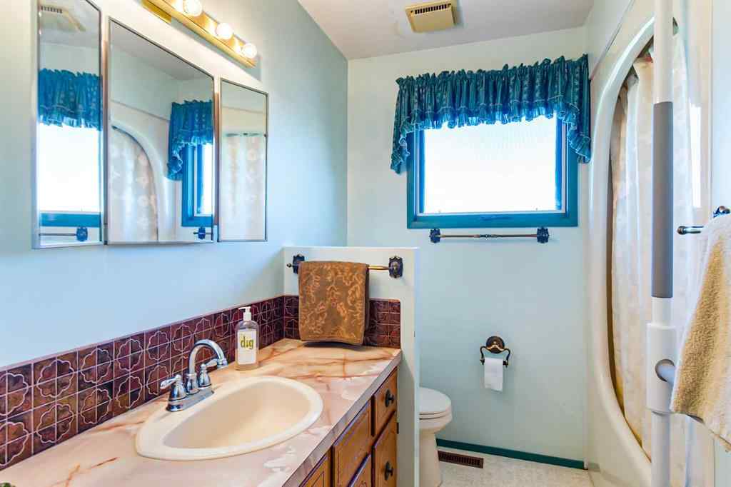 MLS® A2245966 - 204 Silverthorn Close  in NONE Olds, Residential