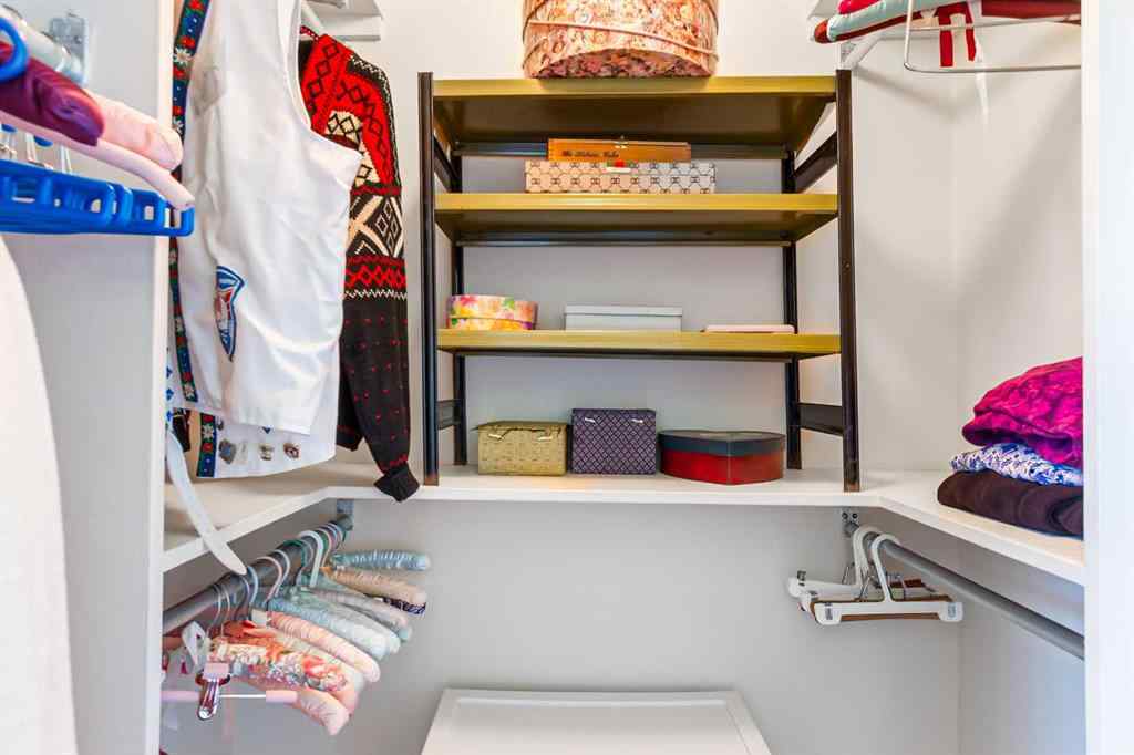MLS® A2245966 - 204 Silverthorn Close  in NONE Olds, Residential