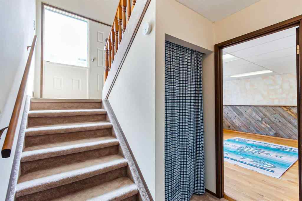 MLS® A2245966 - 204 Silverthorn Close  in NONE Olds, Residential