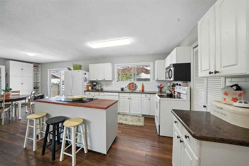 MLS® A2246039 - 5822 59A Street  in Riverside Meadows Red Deer, Residential