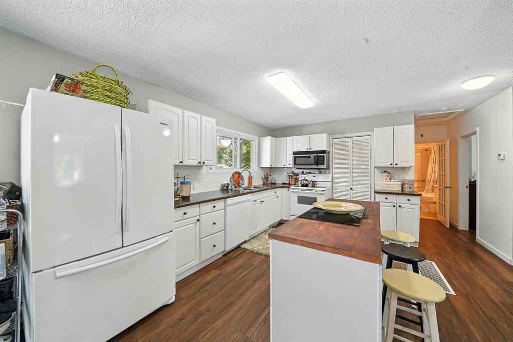 MLS® A2246039 - 5822 59A Street  in Riverside Meadows Red Deer, Residential