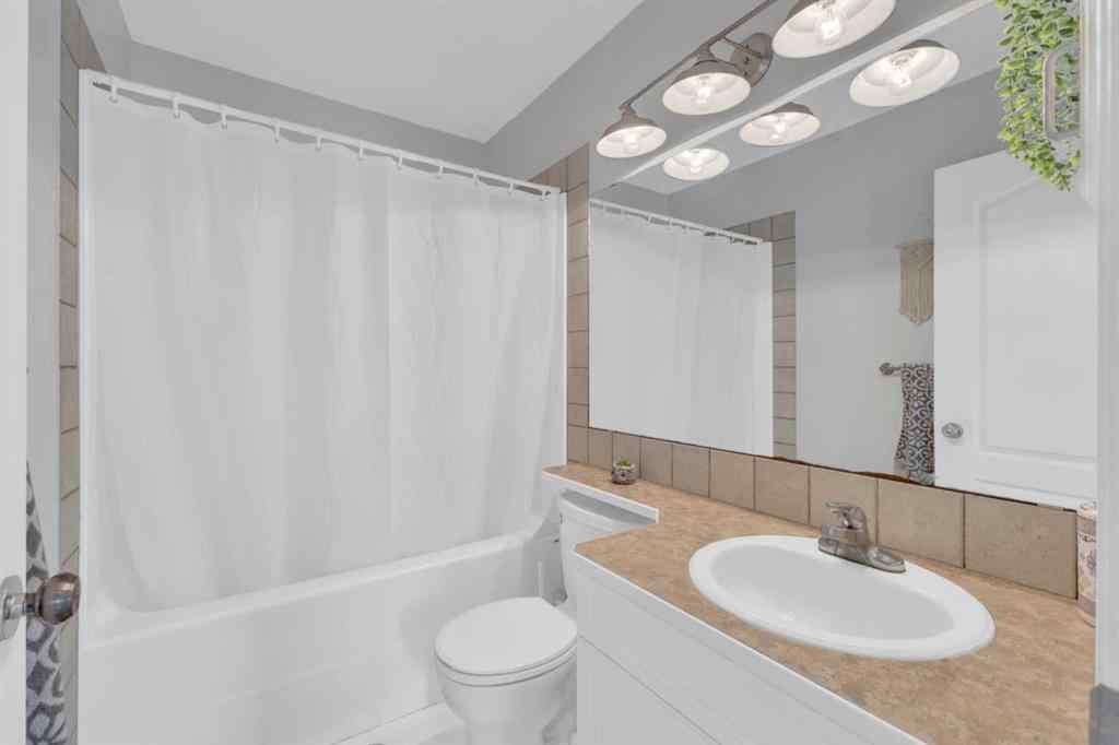 MLS® A2246111 - 2029 Minto Street  in Penhold Estates Penhold, Residential