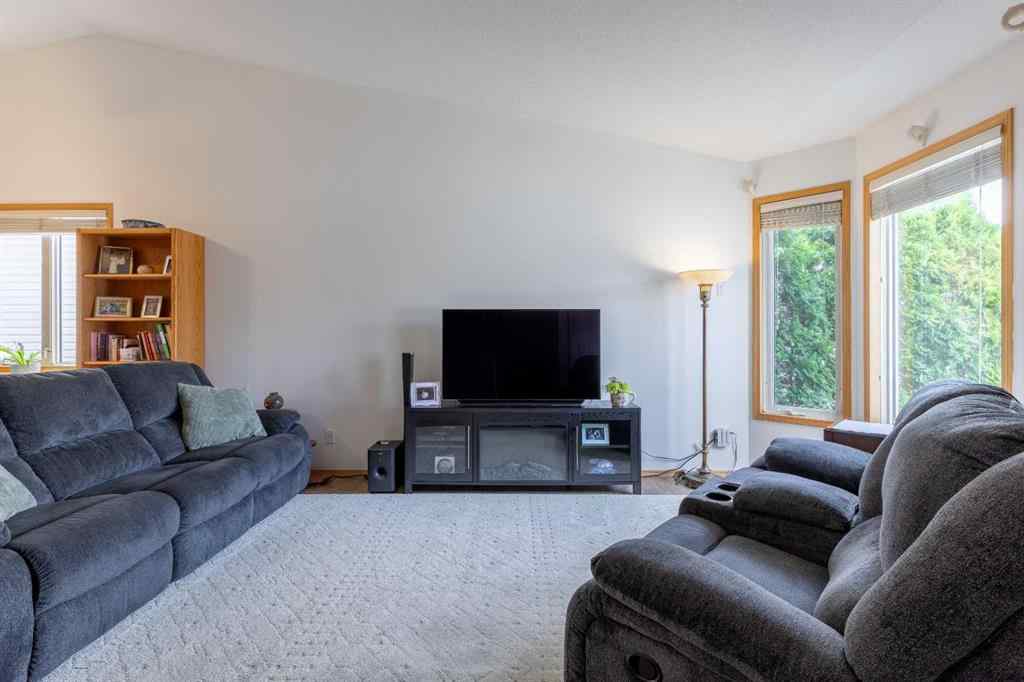 MLS® A2246261 - 389 Kodiak Boulevard N in Uplands Lethbridge, Residential