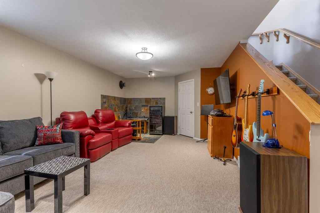 MLS® A2246261 - 389 Kodiak Boulevard N in Uplands Lethbridge, Residential
