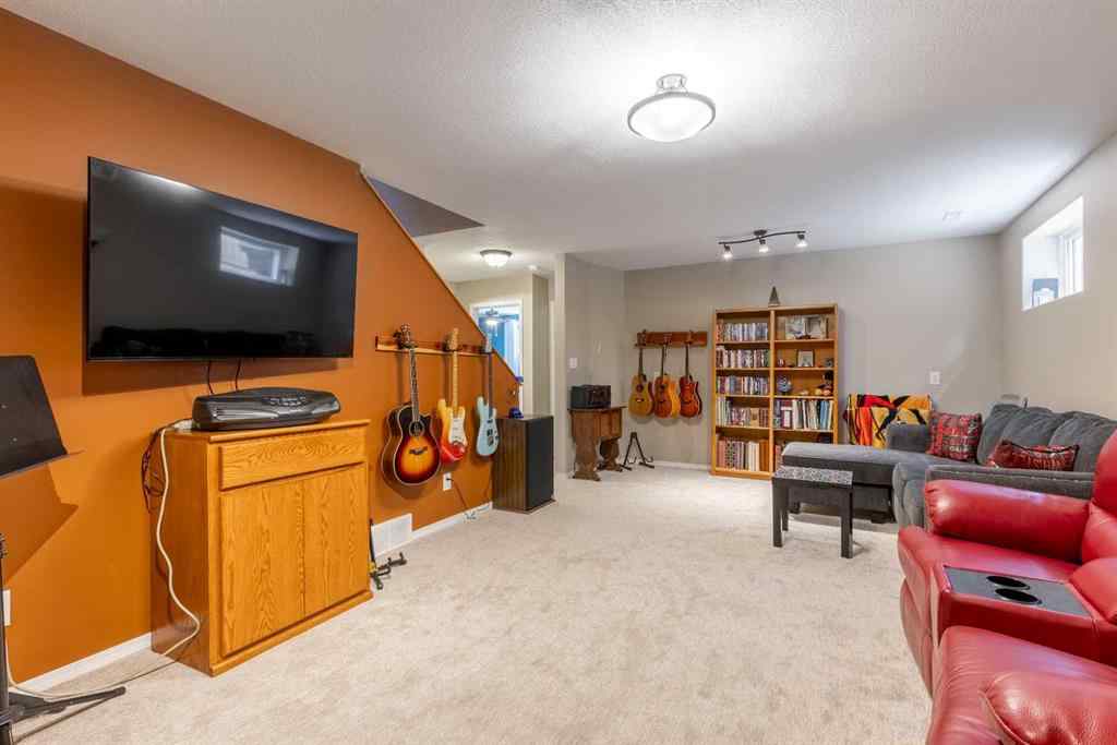 MLS® A2246261 - 389 Kodiak Boulevard N in Uplands Lethbridge, Residential