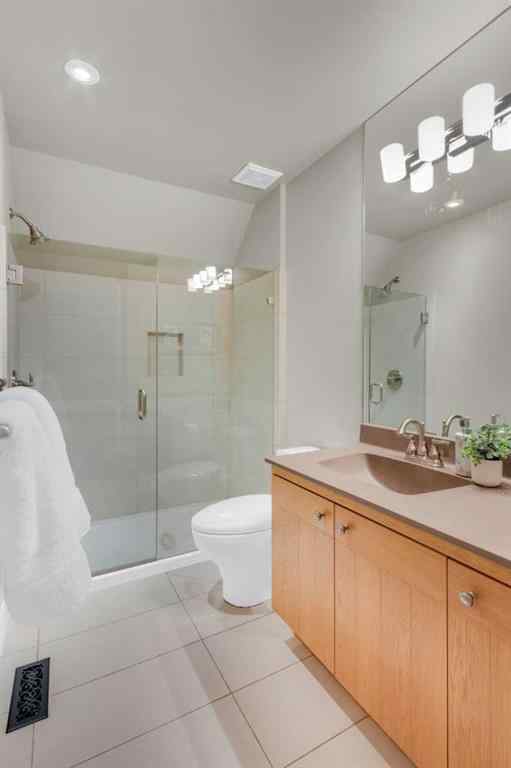 MLS® A2246293 - 1314 Gladstone Road NW in Hillhurst Calgary, Residential