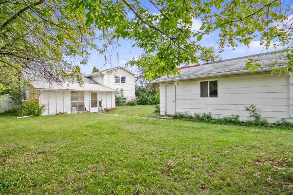 MLS® A2246372 - 10007 92 Avenue  in Swanavon Grande Prairie, Residential