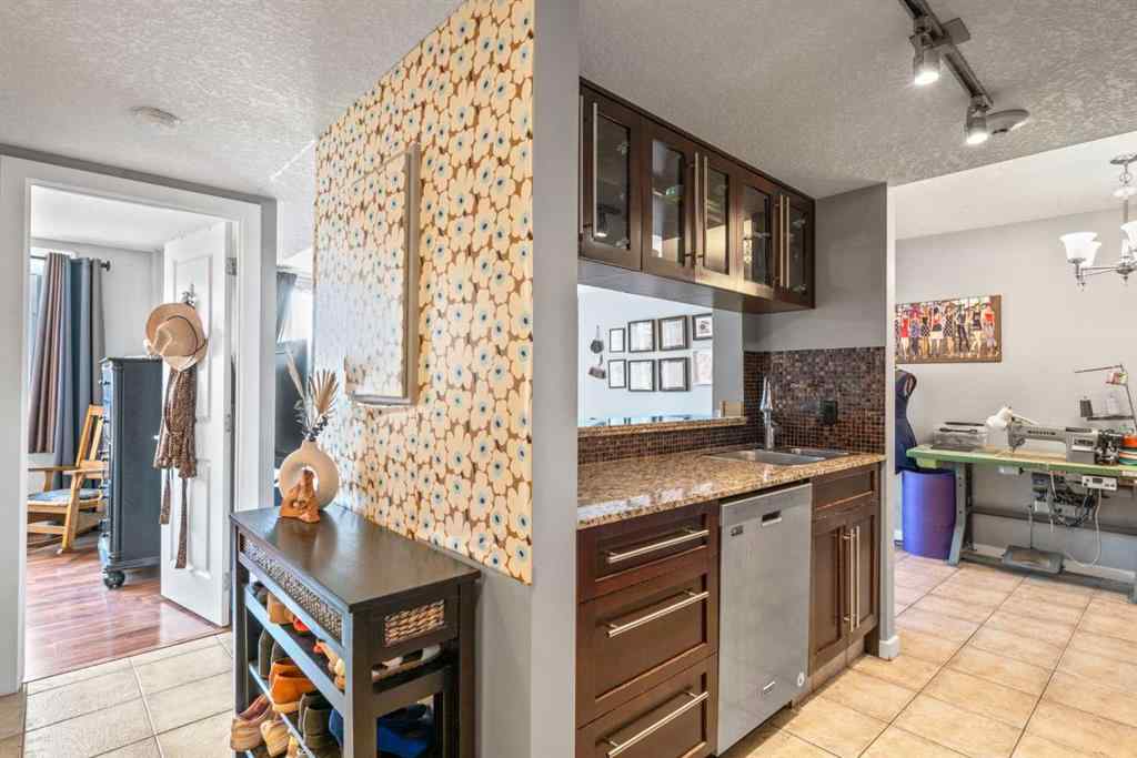 MLS® A2246437 - Unit #404 429 14 Street NW in Hillhurst Calgary, Residential
