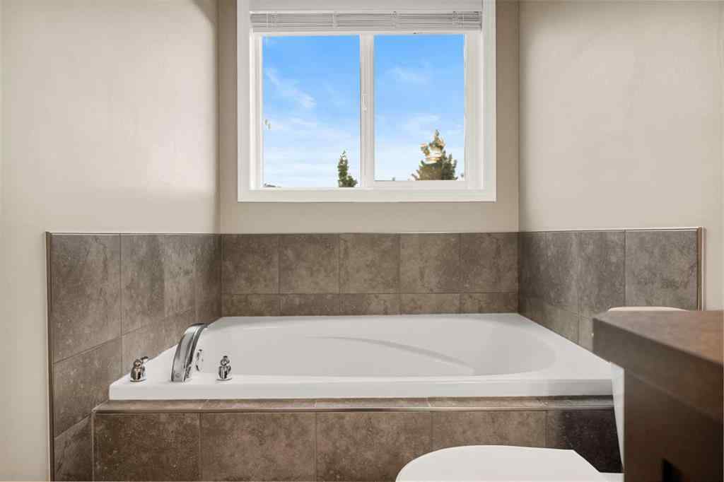 MLS® A2246526 - 340 Whitecap Way  in Lakepointe Chestermere, Residential