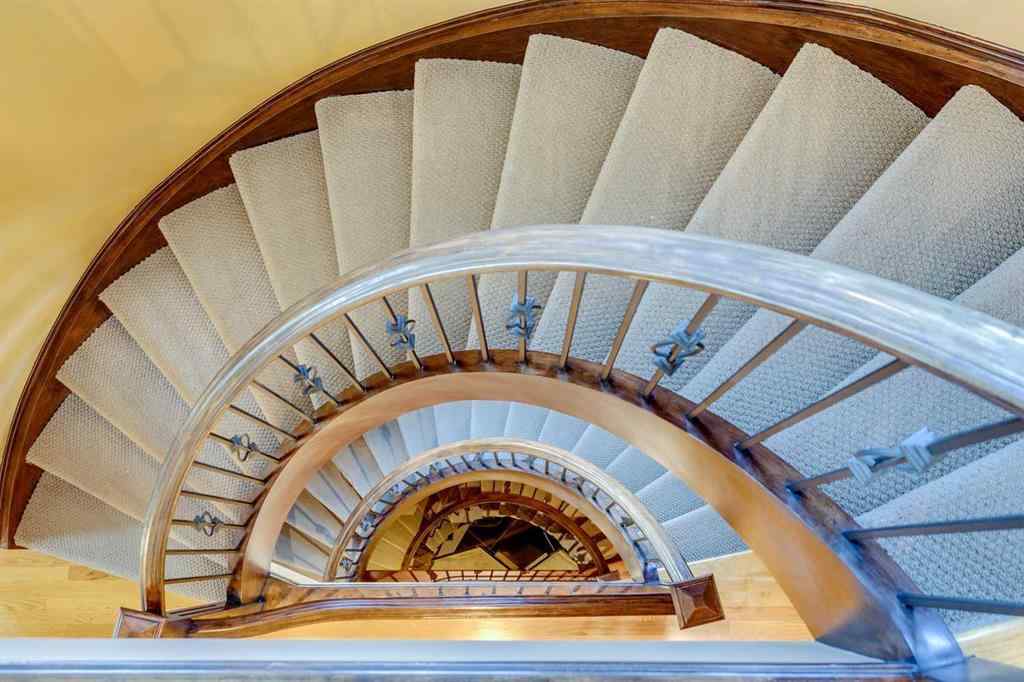 MLS® A2246604 - 462 12 Street NW in Hillhurst Calgary, Residential