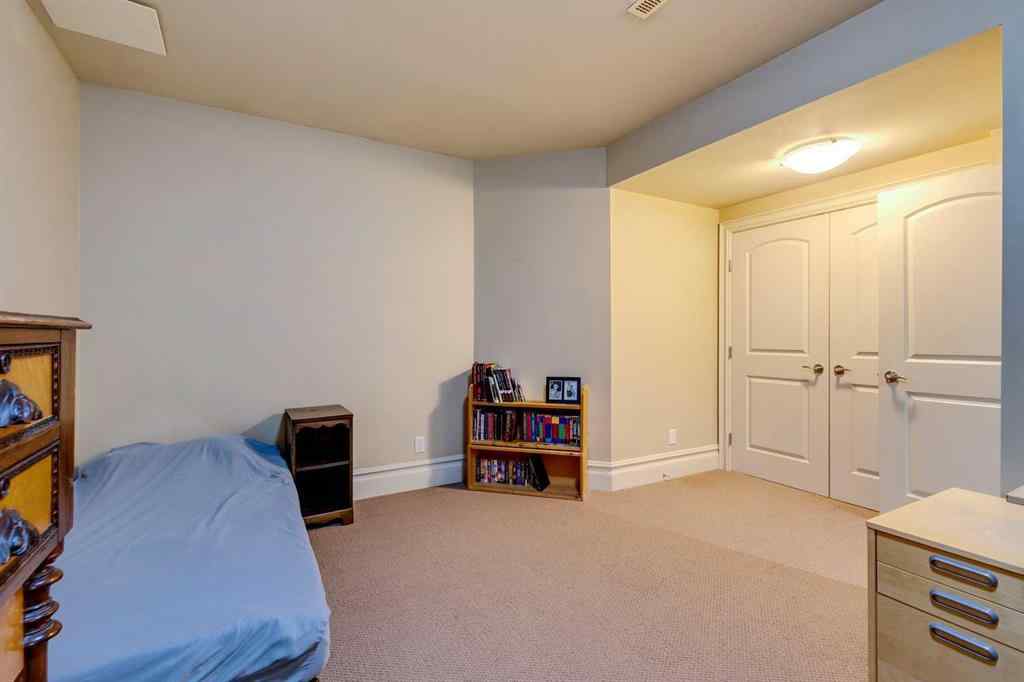 MLS® A2246604 - 462 12 Street NW in Hillhurst Calgary, Residential