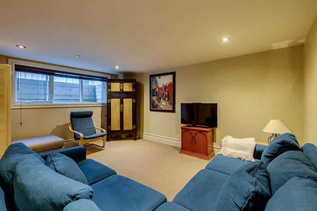 MLS® A2246604 - 462 12 Street NW in Hillhurst Calgary, Residential