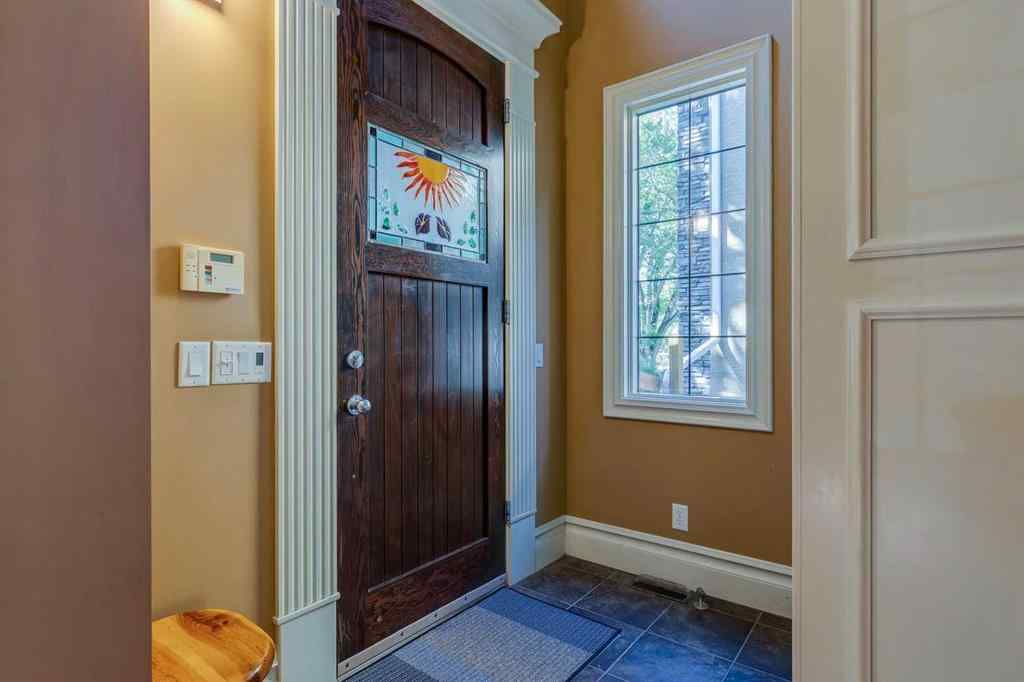 MLS® A2246604 - 462 12 Street NW in Hillhurst Calgary, Residential