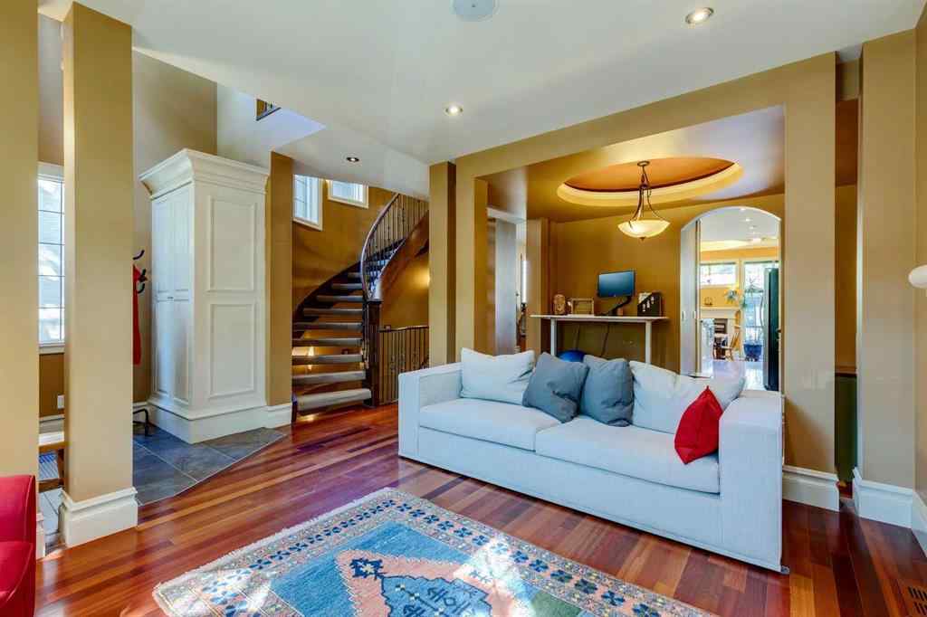 MLS® A2246604 - 462 12 Street NW in Hillhurst Calgary, Residential