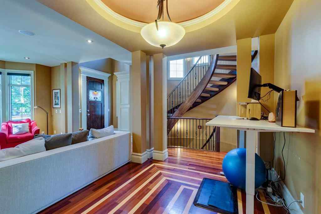 MLS® A2246604 - 462 12 Street NW in Hillhurst Calgary, Residential