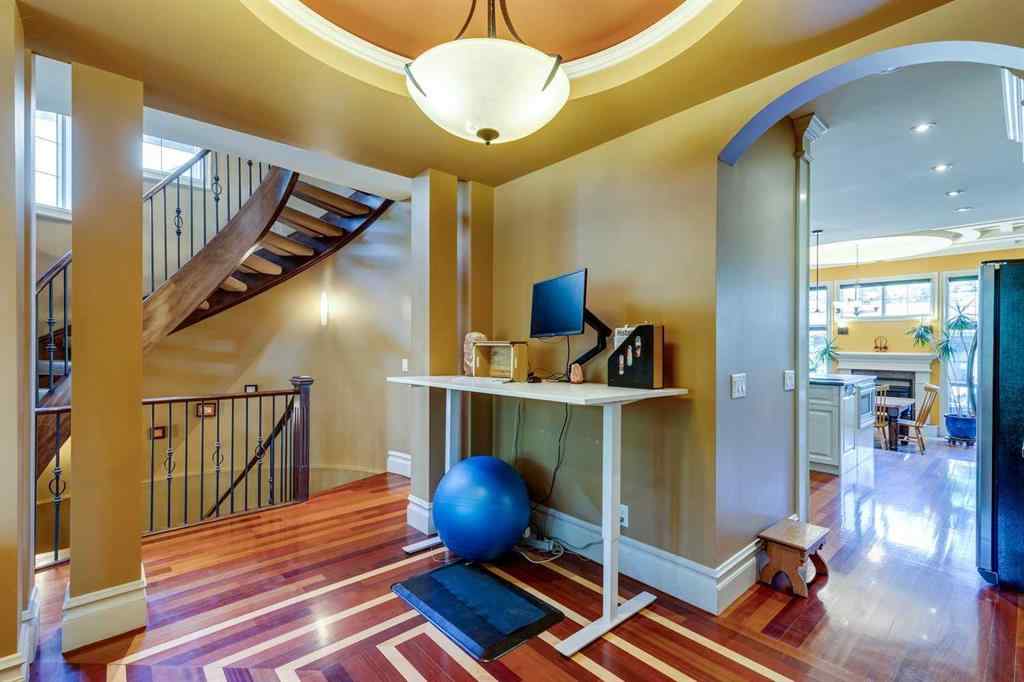 MLS® A2246604 - 462 12 Street NW in Hillhurst Calgary, Residential