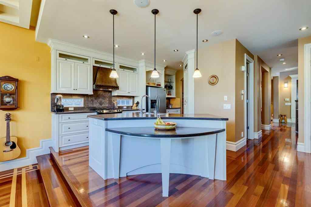 MLS® A2246604 - 462 12 Street NW in Hillhurst Calgary, Residential