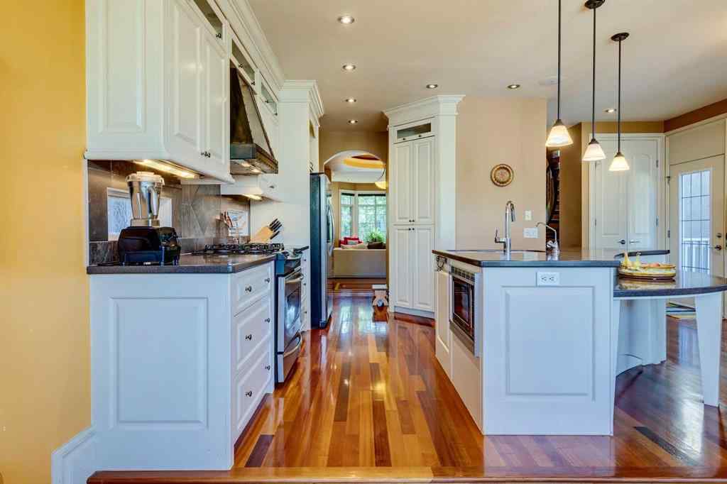 MLS® A2246604 - 462 12 Street NW in Hillhurst Calgary, Residential