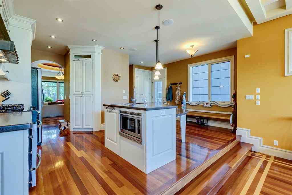 MLS® A2246604 - 462 12 Street NW in Hillhurst Calgary, Residential