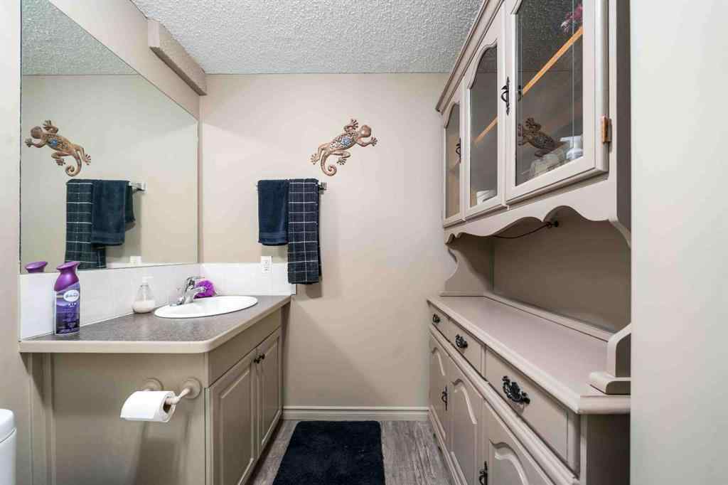 MLS® A2246608 - 40 Storrs Crescent SE in SE Southridge Medicine Hat, Residential