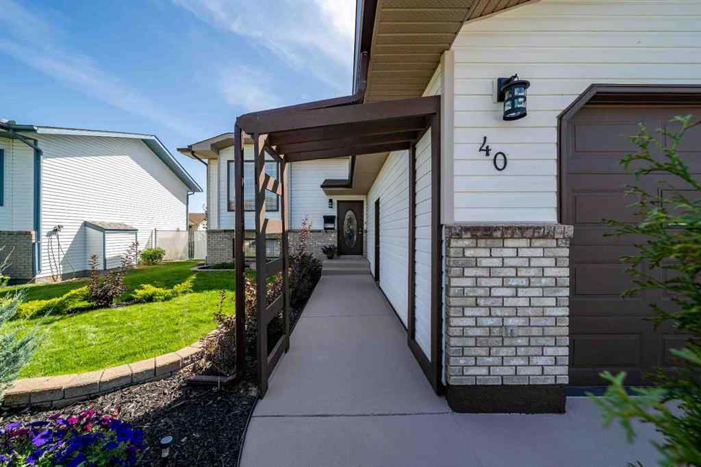 MLS® A2246608 - 40 Storrs Crescent SE in SE Southridge Medicine Hat, Residential