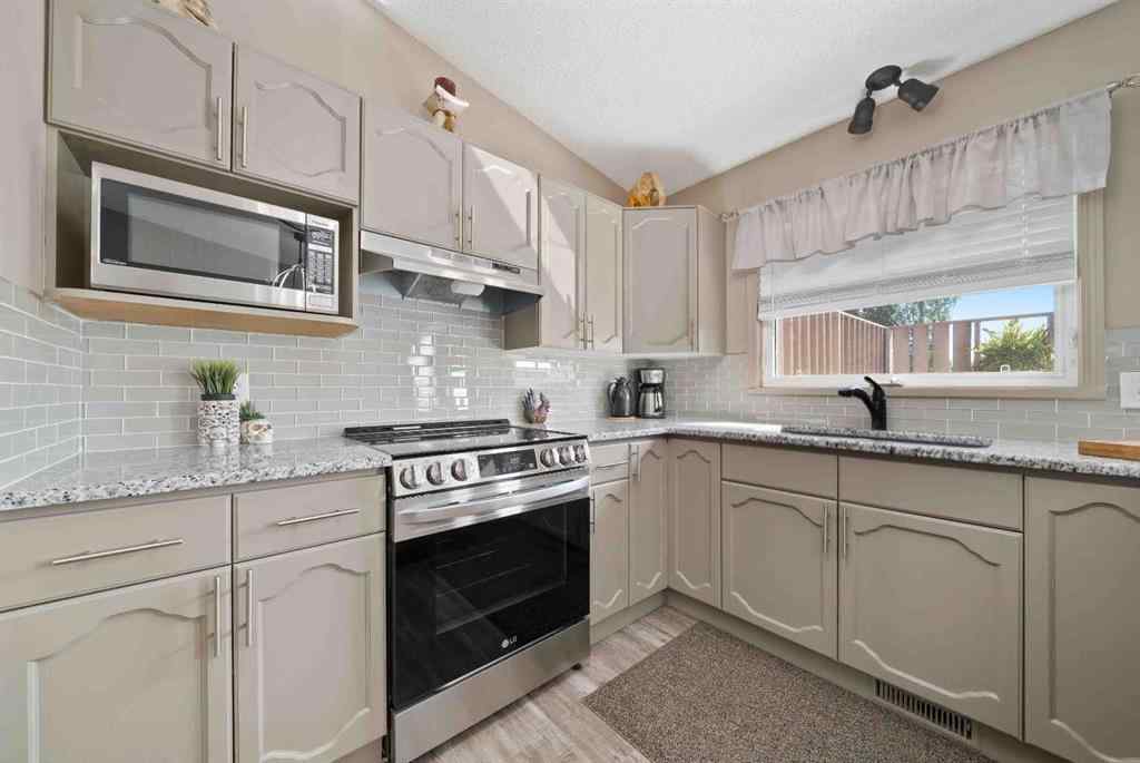MLS® A2246608 - 40 Storrs Crescent SE in SE Southridge Medicine Hat, Residential