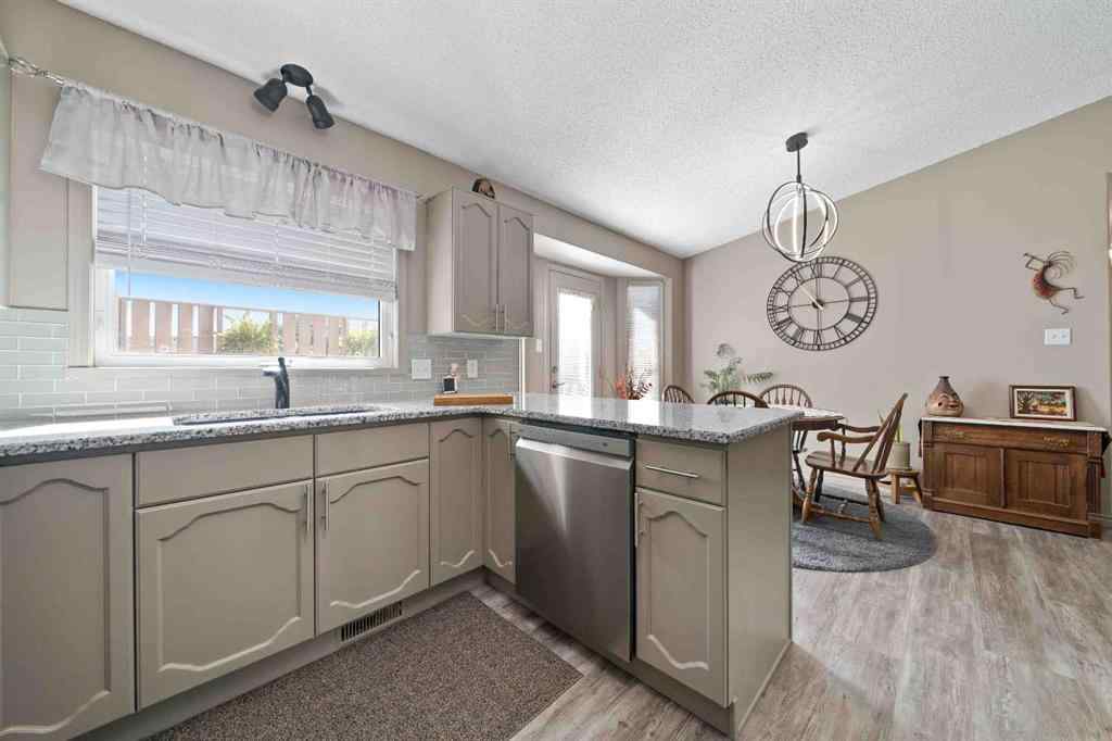 MLS® A2246608 - 40 Storrs Crescent SE in SE Southridge Medicine Hat, Residential