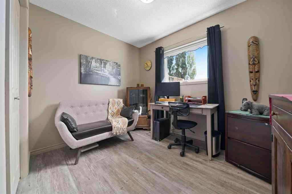 MLS® A2246608 - 40 Storrs Crescent SE in SE Southridge Medicine Hat, Residential