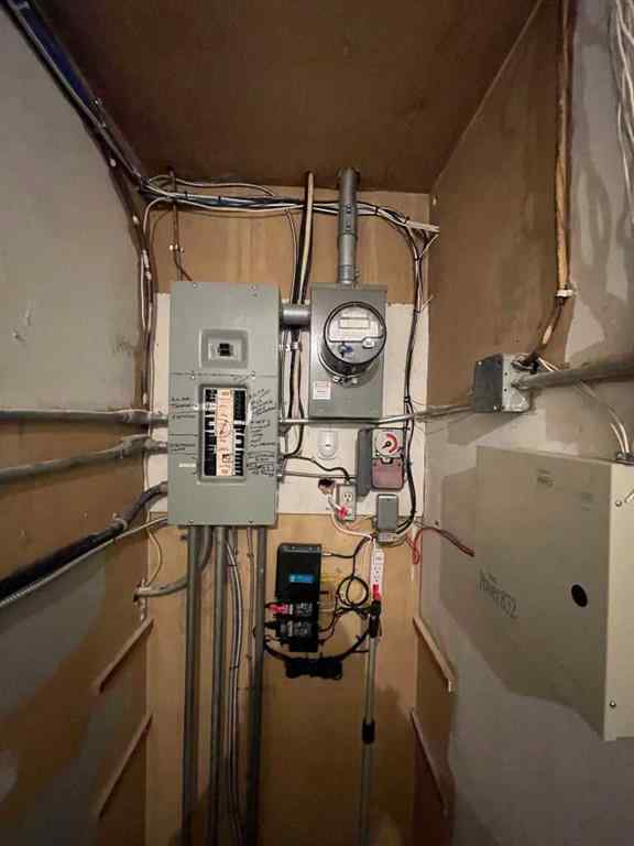 MLS® A2246629 - 131 2 Street W in Central Brooks, Commercial
