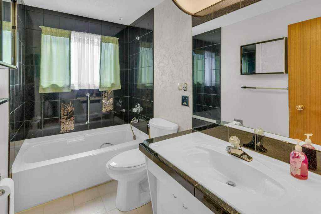 MLS® A2246690 - 4916 Norquay Drive NW in North Haven Calgary, Residential